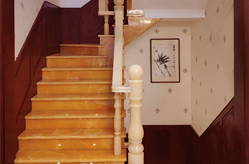 樟木头镇中式别墅室内汉白玉石楼梯的定制安装装饰效果